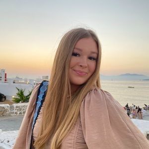 Meet your Posher, Ava